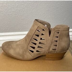 New Marco Women's Tan Ankle Booties Western Cutout design Size 10